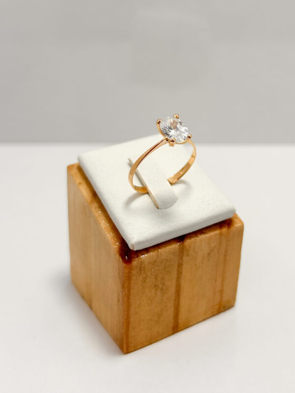 Anillo Solitario Oro 18k Circón ovalado 4 grifas