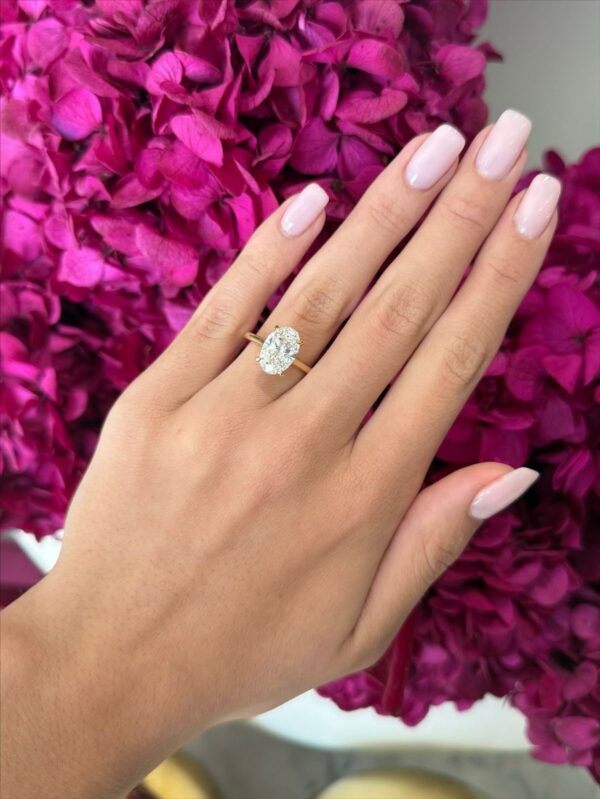 Anillo Solitario Oro 18k Circón ovalado 4 grifas